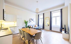 Exclusive & Spacious Central Residence W/ 4Bedrm 2Bathrm